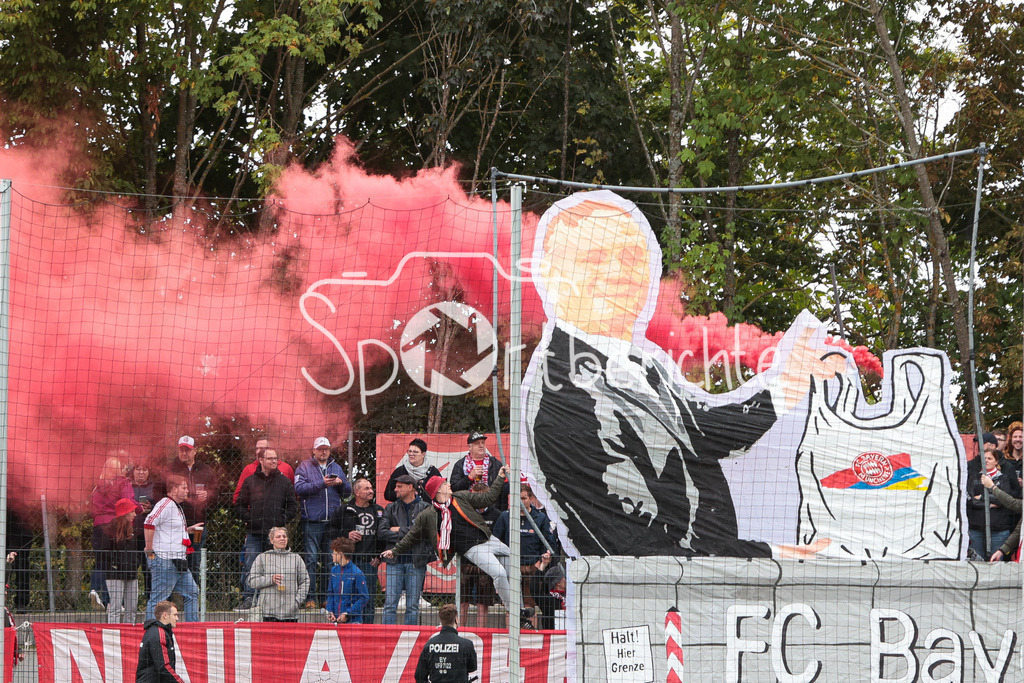 TSV Aubstadt - FC Bayern Amateure | Die Amateure Fans zeigen eine Choreo zu Beginn der Partie in Aubstadt / Pyro