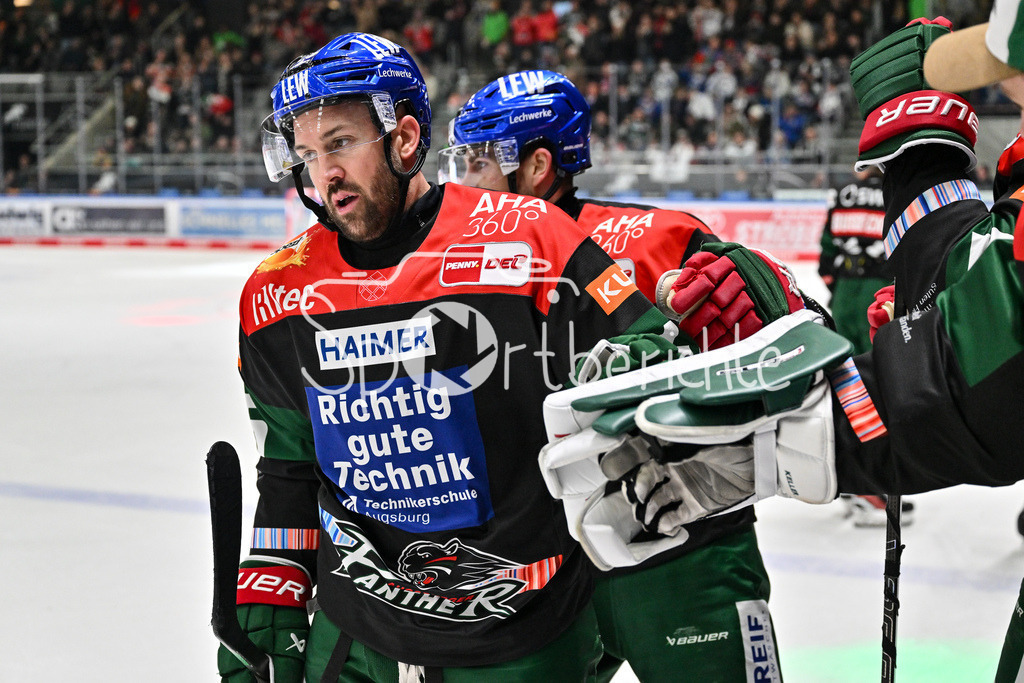 Augsburger Panther - Adler Mannheim | Jubel der Panther nach dem Treffer zum 1-2 durch Jason BAST (Augsburger Panther #45)/ Freude / Happy / Tor / Torschuezte / DEL: Augsburger Panther - Adler Mannheim, Curt Frenzel Stadion am 16.02.2025