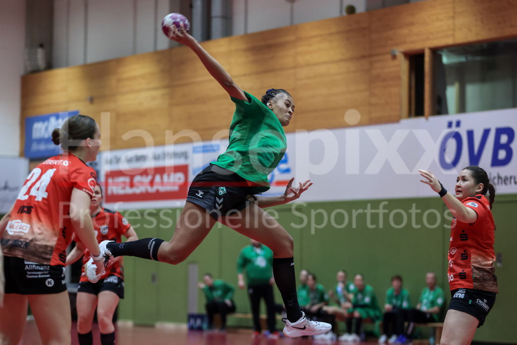 Handball, 2. Bundesliga Frauen, SV Werder Bremen - TG Nürtingen | v.li.: Naomi Conze (SV Werder Bremen, 5) beim Wurf, am Ball, Spielszene, Aktion, Action