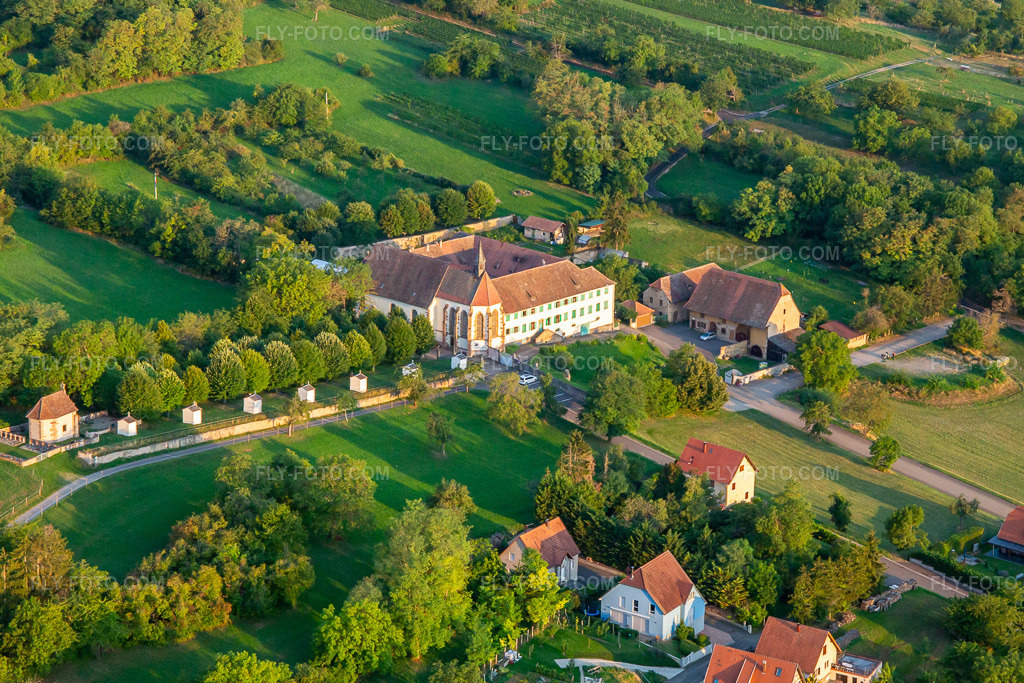 Aerial view: Couvent du Bischenberg in Bischoffsheim in the state Bas-Rhin, France. – Photo: IMG_137978.jpg taken on 08/19/2023 by Werner Riehm/FLY-FOTO.com – Resolution of the original: 4896 x 3264 px – Diocèse de Strasbourg