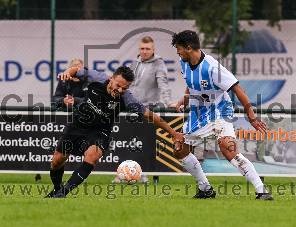 2023-08-05_107_FC_Langengeisling_gegen_SVN_Muenchen | Erding, Deutschland, 05.08.2023:
Fußball, Bezirksliga Oberbayern Ost 2023 / 2024, 2. Spieltag, FC Langengeisling gegen SVN München, Endergebnis: 1:3

Maximilian Hintermaier (FC Langengeisling, #13), Mehmet Köse (SVN München, #18)

Foto: Christian Riedel / fotografie-riedel.net