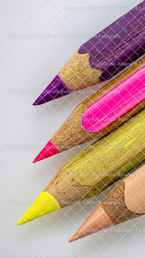 20240530_Taschenuhr-2 | Buntstifte in einer Reihe, im Paket, einzeln bunt und farbig - Realisiert mit Pictrs.com