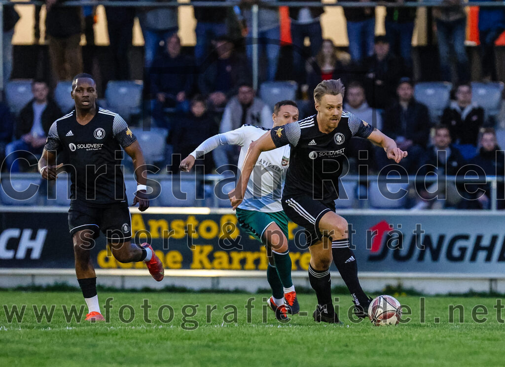 2024-04-05_062_FC_Schwaig_gegen_SV_Pullach | Oberding, Deutschland, 05.04.2024:
Fußball, Landesliga Südost 2023 / 2024, 28. Spieltag, FC Schwaig gegen SV Pullach, Endergebnis: 2:0

Leon Roth (FC Schwaig, #21), Maximilian Stapf (SV Pullach, #23)

Foto: Christian Riedel / fotografie-riedel.net