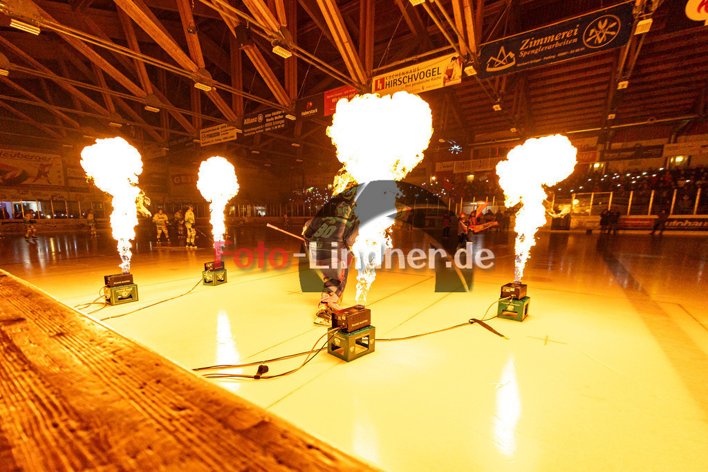 Achtelfinale Spiel 2 EC Peiting vs ESC Wohnbau Moskitos Essen | Eishockey Oberliga Süd Playoffs 2023/2024, Achtelfinale Spiel 2 EC Peiting vs ESC Wohnbau Moskitos Essen, 20240305,
Konrad FIEDLER (ECP Goali 30) beim Einlauf mit Flammen,
2024-03-05 in Peiting (Eisstadion)
30 Konrad FIEDLER (ECP Goali 30)
Copyright: WolfgangxLindner foto-lindner.de