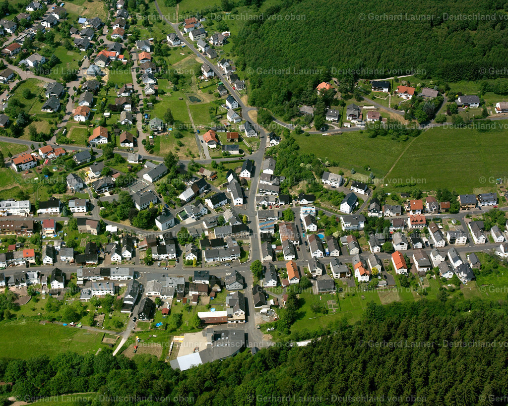 2611028 | OFFDILLN 09.06.2006 Wohngebiet einer Einfamilienhaus- Siedlung  in Offdilln im Bundesland Hessen, Deutschland // Single-family residential area of settlement  in Offdilln in the state Hesse, Germany Foto: Gerhard Launer
