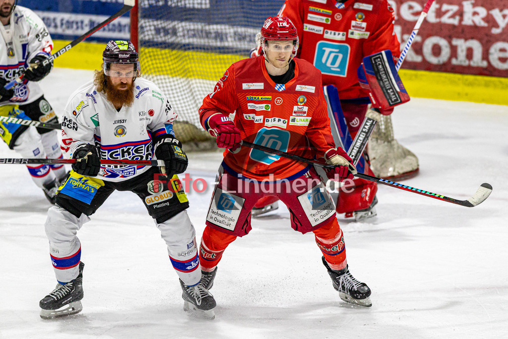 EC Peiting vs Deggendorfer SC | Eishockey Oberliga Süd 2023/2024, EC Peiting vs Deggendorfer SC, 20231230,
Daniel HOLZMANN (ECP 10) und Thomas PIELMEIER (DSC 15),
2023-12-30 in Peiting (Eisstadion)
10 Daniel HOLZMANN (ECP 10), 15 Thomas PIELMEIER (DSC 15)
Copyright: WolfgangxLindner foto-lindner.de
