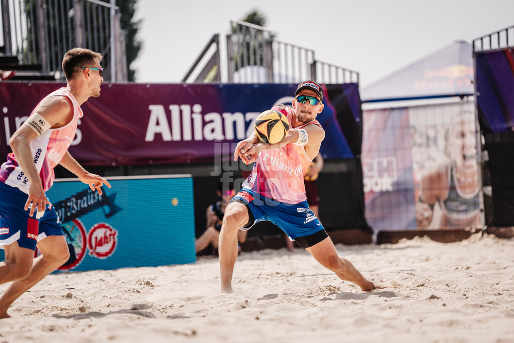 Beachvolleyball | Männer | Allianz German Beach Tour 2025 | Tourstop Bremen | 13.06.2025 | David Poniewaz nimmt den Ball an