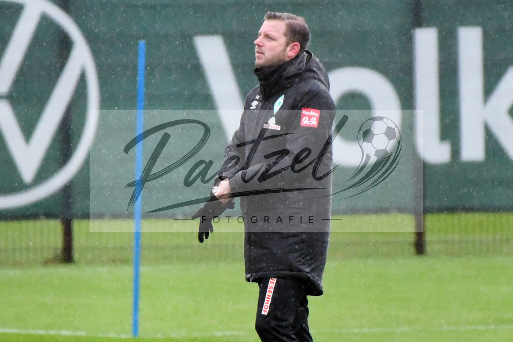 20200129_TRASVW_0021 | Fußball, Herren: Trainer Florian Kohfeldt (SV Werder Bremen) schaut beim Training des SV Werder Bremen am 29.01.2020 im wohninvest Weserstadion in Bremen, Deutschland.(Foto von Nico Paetzel) - Realisiert mit Pictrs.com