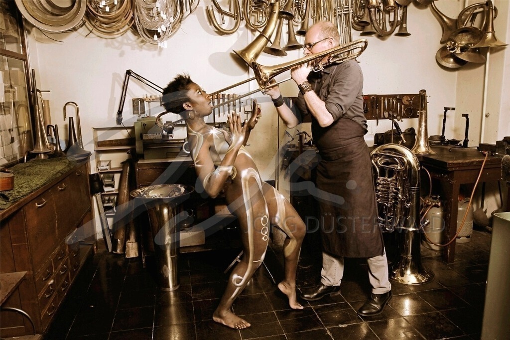 WorkingArt-INSTRUMENTENMACHER_6593c2 | #001 | Modell: Clémentine | Berufler: Detlef (Fa. Armin Werner) | Foto: Tschiponnique Skupin - Realisiert mit Pictrs.com