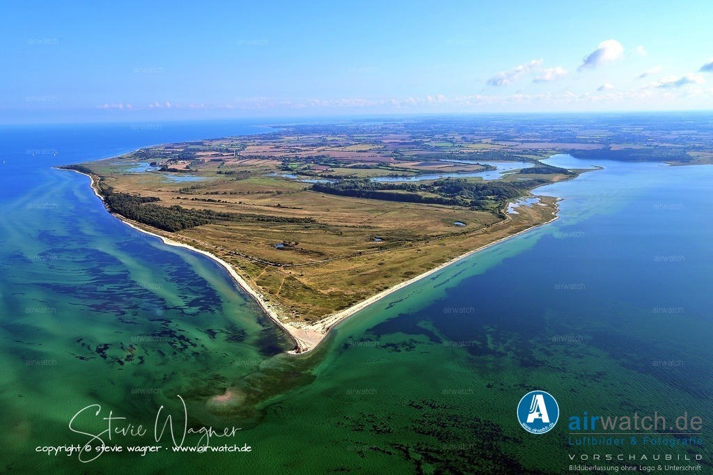 Geltinger Birk Luftbild - Naturparadies Geltinger Birk  | Jährlich besuchen ca. 50.000 bis 80.000 Touristen das Gebiet. In der Integrierten Station Geltinger Birk, die vom Naturschutzbund Deutschland (NABU) und der Gemeinde Nieby unterhalten wird, gibt es eine kleine Ausstellung und Führungen im Naturparadies Geltinger Birk .