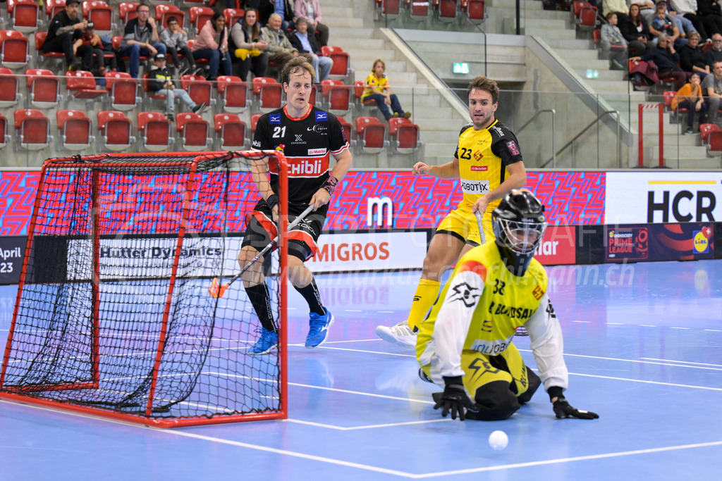 HC Rychenberg vs UHC Uster - 14. October 2022 | HC Rychenberg vs UHC Uster
AXA Arena, Winterthur
Florian Bolliger (#21 UHC Uster) verpasst gegen Luca Locher (#38 HC Rychenberg) den Ausgleich, in der Mitte Tobias Studer (#23 HC Rychenberg).
Bild: Sportfotografie Markus Aeschimann | www.markus-aeschimann.ch - Realisiert mit Pictrs.com