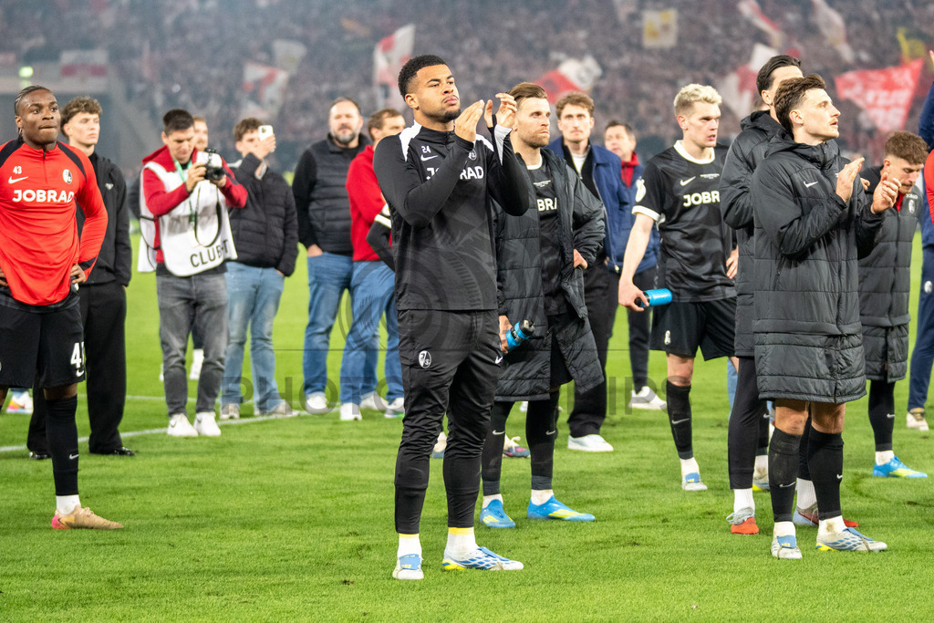 VfB Stuttgart vs. SC Freiburg, Fussball, DFB-Pokal, Halbfinale, 23.04.2026 | Noah Atubolu (SC Freiburg, #01) enttauescht,VfB Stuttgart vs. SC Freiburg, Fussball, DFB-Pokal, Halbfinale, 23.04.2026DFB regulations prohibit any use of photographs as image sequences and/or quasi-video