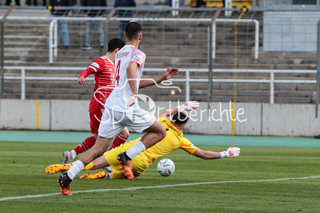 FC Bayern Amateure - FC Augsburg II | Grant Leon RANONS (FCB #22) umkurvt in dieser Szene Marcel LUBIK (FCA #1) und erzielt den Ausgleich zum 1-1