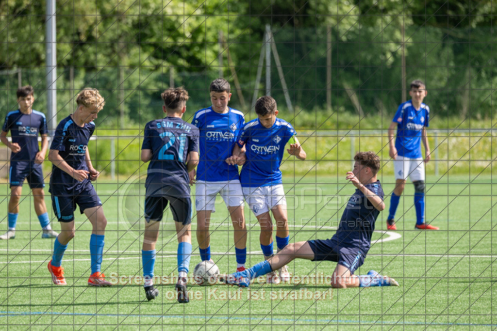 20250503_154200_0646 | #, 1.FC Eislingen (hellblau) vs. SGM TSG Zell-Hattenhofen-Holzmaden (dunkelblau), Jugend-Fussball, C-Junioren Landesstaffel Mitte, 18. Spieltag, Saison 20242025, Kunstrasenplatz, Haldenstraße 45, 73054 Eislingen, 03.05.2025 - 1500 Uhr,Foto: PhotoPeet-Sportfotografie/Peter Harich