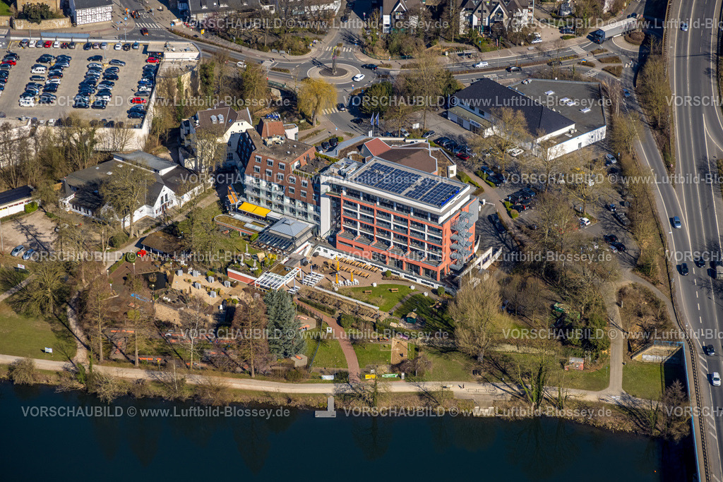 Herdecke250303376 | Luftbild, Hotel Zweibrücker Hof mit Solardach und Biergarten, Action Supermarkt, Kreisverkehr Hengsteyseestraße mit Kunstinstallation, Herdecke, Ruhrgebiet, Nordrhein-Westfalen, Deutschland