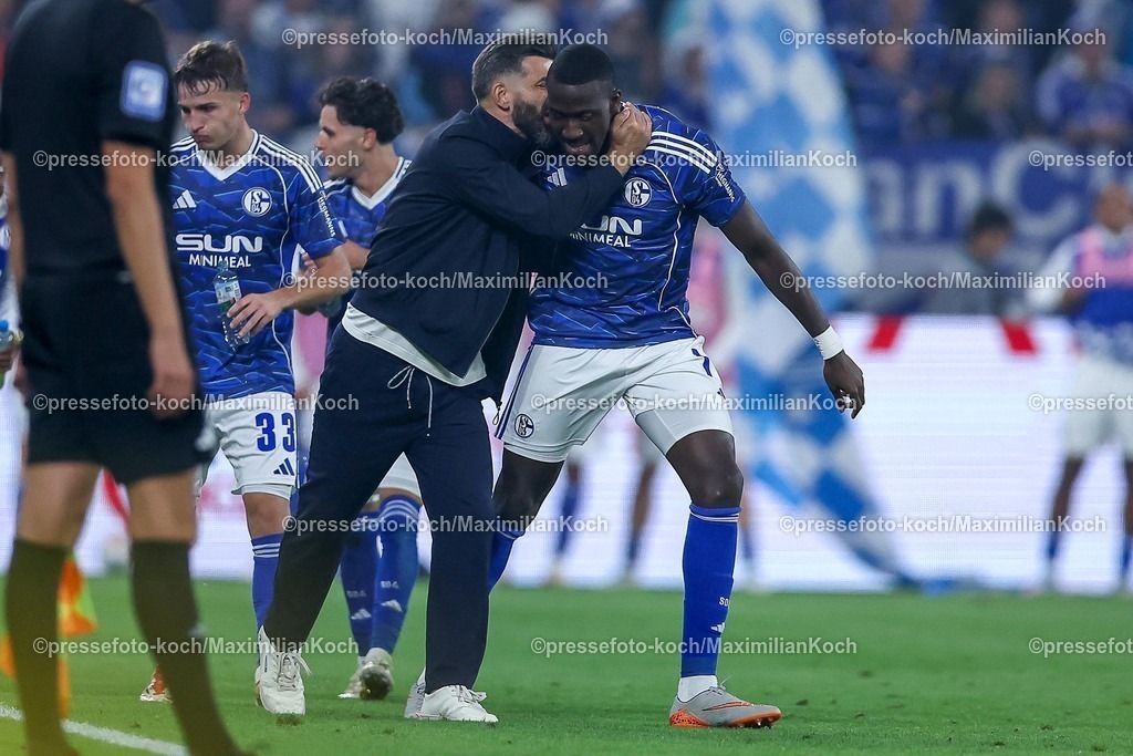 S0423082501106 | 23.08.2025, Fußball, FC Schalke 04 - VfL Bochum, 3.Spieltag, 2. Fußball Bundesliga, Veltins-Arena Gelsenkirchen, Saison 2025 2026: Torjubel nach dem Tor zum 2:1  durch Torschütze Bryan Lasme&nbsp;(Schalke04 #11)  zusammen mit  Cheftrainer Miron Muslic (Schalke04) Kuss KüsschenDFB regulations prohibit any use of photographs as image sequences and or quasi-video.