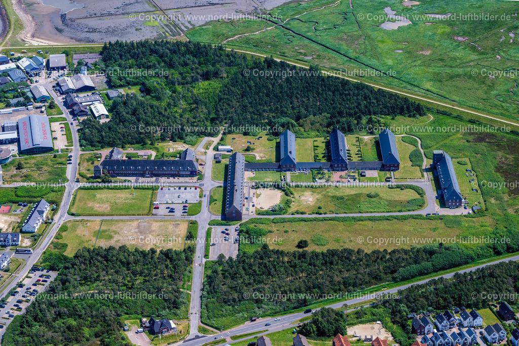 Sylt_Rantum_Ehemals_Kaserne_Stegerhüs_ELS_4389130625 | SYLT 13.06.2025 Ferienhaus Anlage " Steger-Hüs " an der Straße Am Torbogen in Sylt Nordsee - Insel im Bundesland Schleswig-Holstein, Deutschland. Weiterführende Informationen bei: Söl-Service GmbH. // Holiday house plant of the park " Steger-Hues " on street Am Torbogen in Sylt North Sea Island in the state Schleswig-Holstein, Germany. Further information at: Soel-Service GmbH. Foto: Martin Elsen