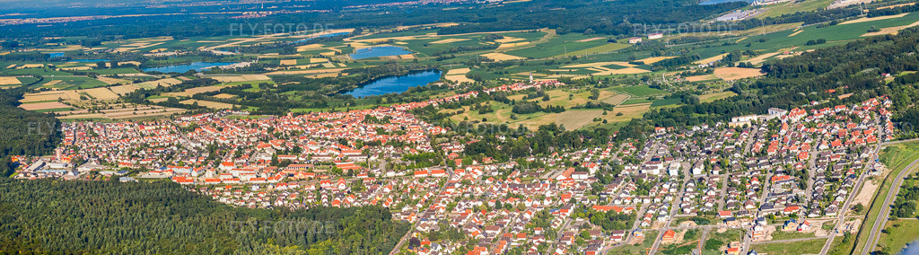 Luftbild: Standansicht von Westen in Jockgrim im Bundesland Rheinland-Pfalz in Deutschland. Foto: IMG_42586-Bearbeitet.jpg vom 27.06.2011 durch Werner Riehm/FLY-FOTO.deAuflösung des Originals: 10835 x 3008 px