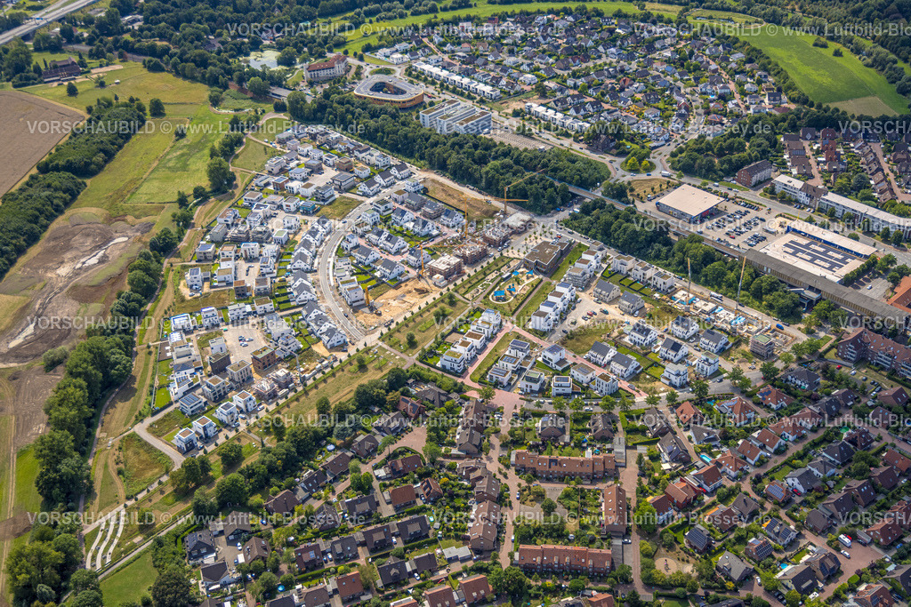 Duisburg250705833Sued | Luftbild, Duisburg-Süd, Wohngebiet Angerbogen, Am Alten Angerbach, halbkreisförmige Neubau-Wohnsiedlung, Gewerbegebiet Xella International GmbH und Edeka E-Center Angerbogen, überdachter Bahnhof Angerbogen, hinten der Rahmer See, Huckingen, Duisburg, Ruhrgebiet, Nordrhein-Westfalen, Deutschland