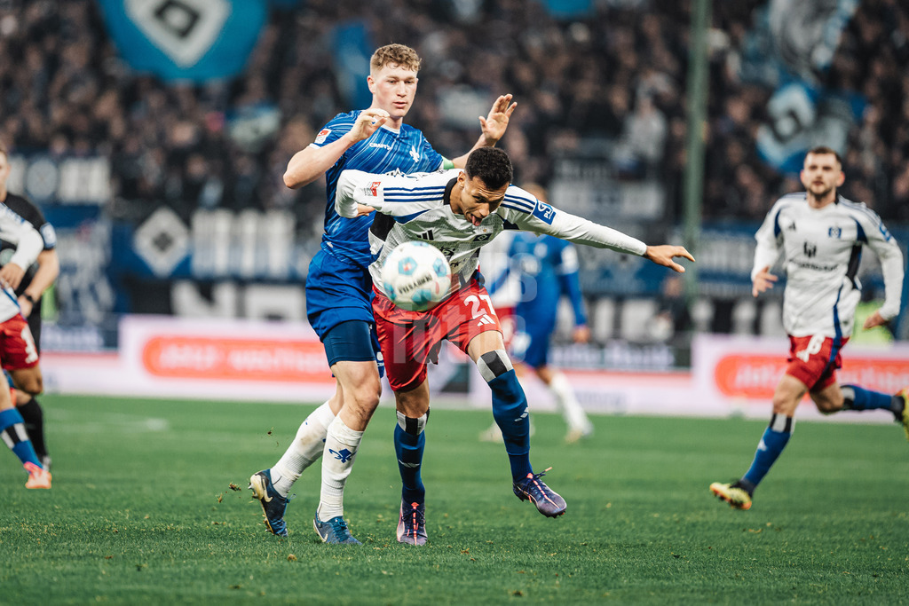 Fußball | Männer | Saison 2024/2025 | 2. Fußball-Bundesliga | 15. Spieltag | Hamburger SV vs. SV Darmstadt 98 | 08.12.2024 | Davie Selke (#27, HSV) mit Blick auf den Ball