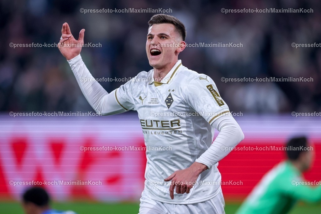 BMG07022601016 | 07.02.2026, Fußball, Borussia Mönchengladbach - Bayer 04 Leverkusen, 1. Fußball Bundesliga, 21.Spieltag, Borussia-Park, Saison 2025 2026: Torjubel nach dem Tor zum 1:0 durch Torschütze Yannik Engelhardt&nbsp;(Borussia Mönchengladbach #06)    DFB regulations prohibit any use of photographs as image sequences and or quasi-video.