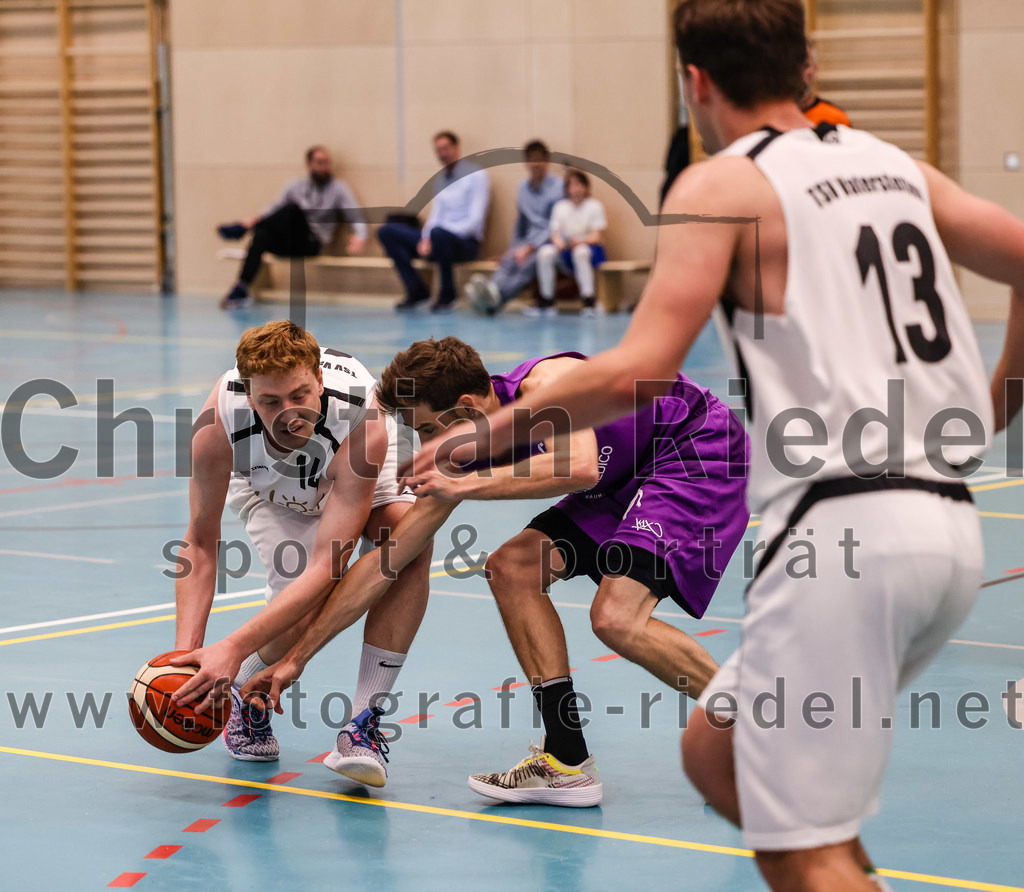 2022-05-01_069_TSV_Vaterstetten_gegen_DJK_Traunstein | Vaterstetten, Deutschland, 01.05.2022:
Basketball, Aufstiegsrunde zur Bayernliga 2021 / 2022, 5. Spieltag, TSV Vaterstetten gegen DJK Traunstein, Endergebnis: 87:79

Alain Gales (TSV Vaterstetten, #14), Maximilian Hoernes (DJK Traunstein, #15)

Foto: Christian Riedel / fotografie-riedel.net