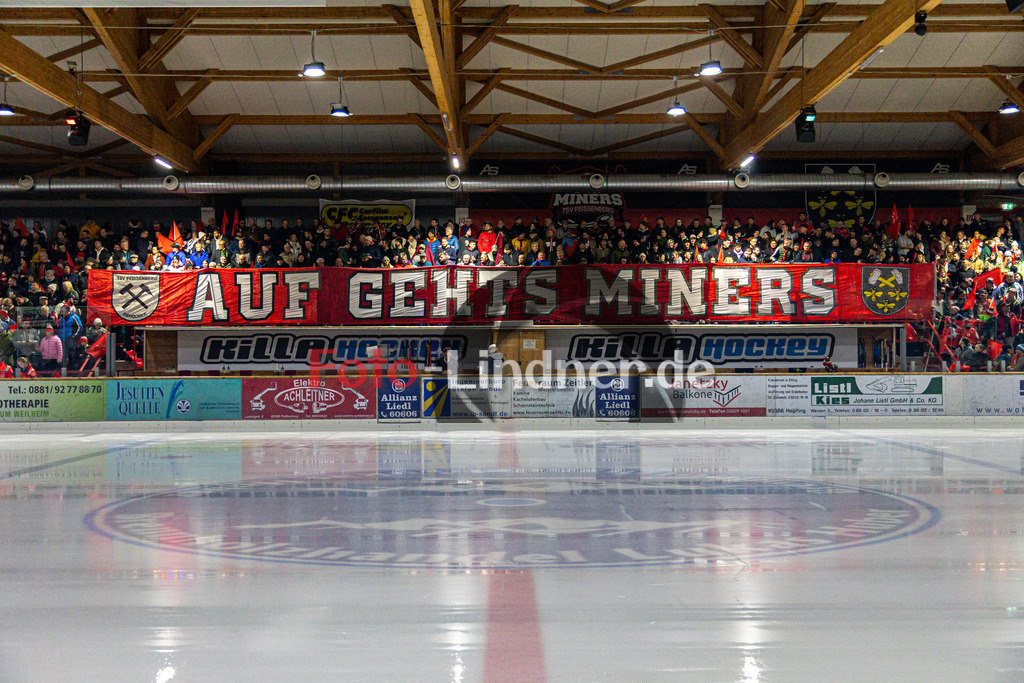 Halbfinale Spiel 3 TSV Peißenberg Miners vs TEV Miesbach | Eishockey Bayernliga Playoffs 2023/2024, Halbfinale Spiel 3 TSV Peißenberg Miners vs TEV Miesbach, 20240315,
Einlauf, Spielervostellung,
2024-03-15 in Peißenberg (Eisstadion)

Copyright: WolfgangxLindner foto-lindner.de