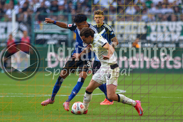 Borussia Mönchengladbach vs Hamburger SV - Bundesliga  | Mönchengladbach, Deutschland, 24.08.25:   Alexander Rossing-Lelesiit (Hamburger SV) und Joseph Michael Scally (Borussia Mönchengladbach) im Kampf um den Ball waehrend des Spiels der Bundesliga zwischen Borussia Mönchengladbach vs Hamburger SV im Stadion im Borussia Park(Foto von Brauer-Fotoagentur / Adrian Schlueter)