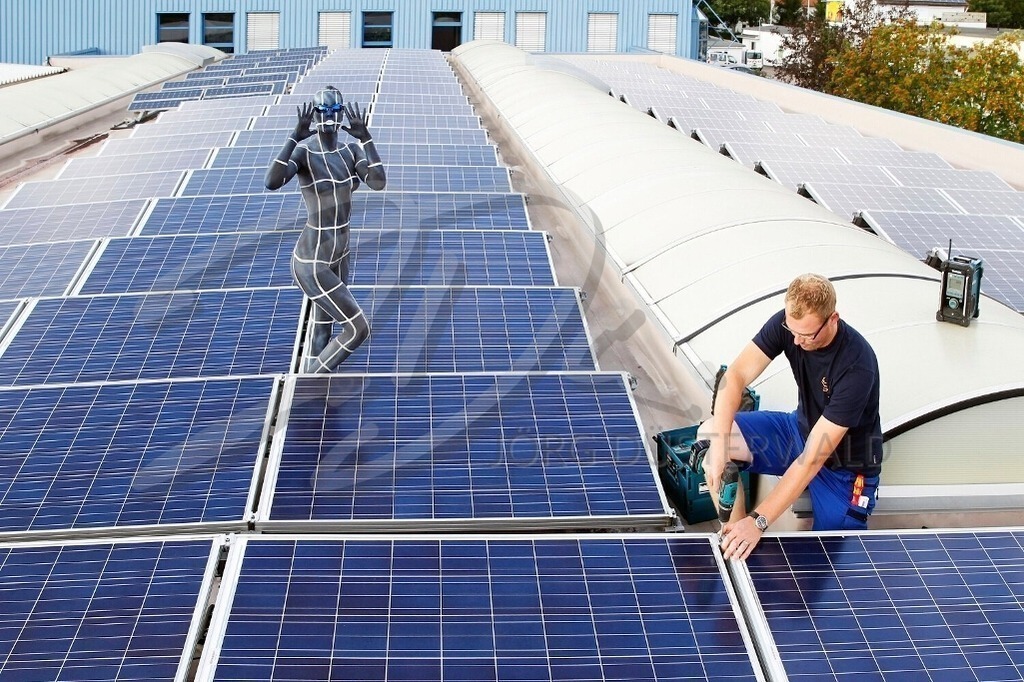 WorkingArt-SOLARTEUR_7066 | #002 | Modell: Lara | Berufler: Alexander (Fa. Elektroma) | Foto: Tschiponnique Skupin - Realisiert mit Pictrs.com