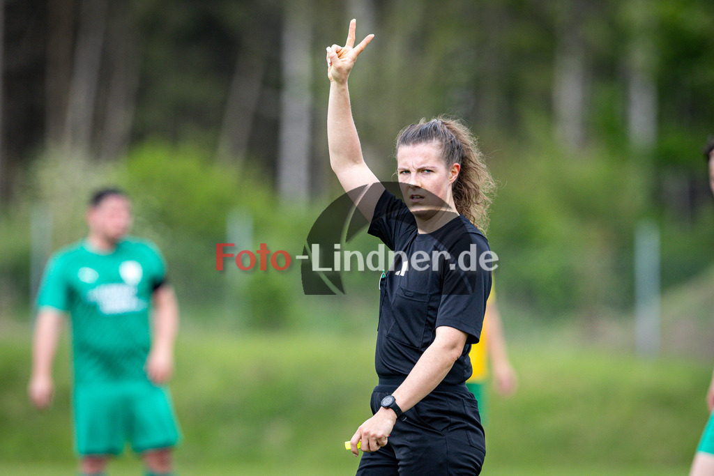 ASV Eglfing gegen SV Haunshofen | Fußball Kreisklasse Herren Oberbayern Zugspitze Gruppe 3 2025/26, ASV Eglfing gegen SV Haunshofen, 20250427,,2025-04-27 in Eglfing (Sportanlage Eglfing), SchiedsrichterinCopyright: WolfgangxLindner www.foto-lindner.de