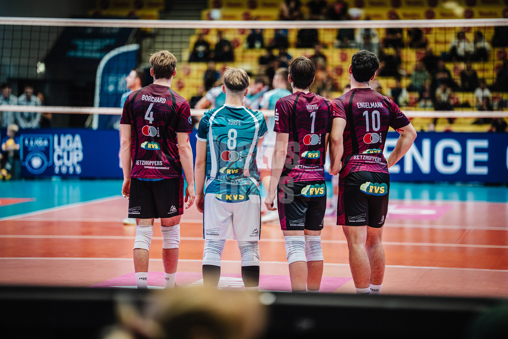Volleyball | Herren | Saison 2025/2026 | Volleyball Ligacup | SWD powervolleys Düren vs. Energiequelle Netzhoppers KW | 12.10.2024 | v.l. Carl Borchard (Energiequelle Netzhoppers KW), Tim Türpe (#8, Energiequelle Netzhoppers KW), Sean Hüttig (#1, Energiequelle Netzhoppers KW) und Linus Jonas Engelmann (#10, Energiequelle Netzhoppers KW)