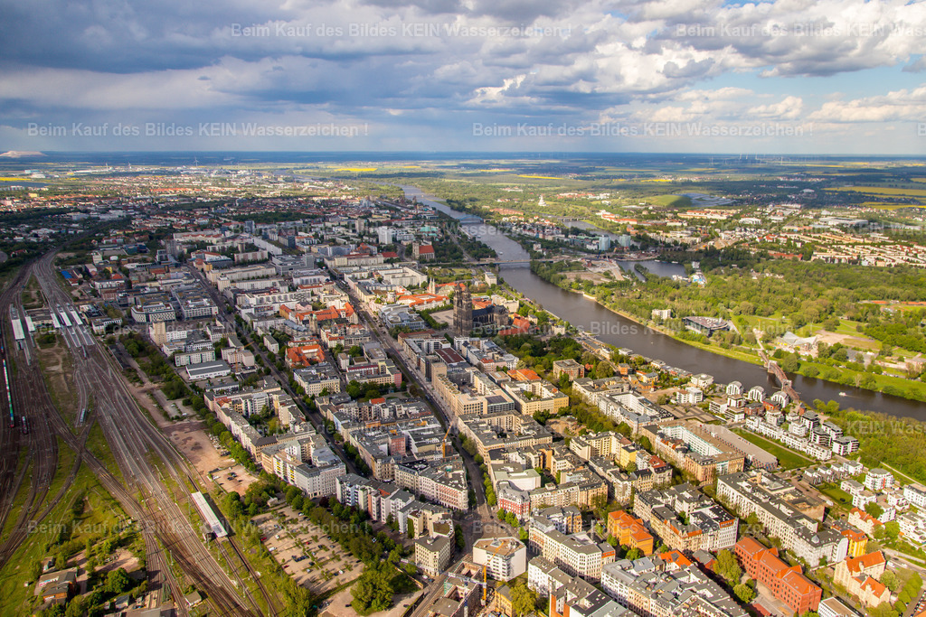 Magdeburg Gyrokopter 2021-1340 | Innenstadt vom Hasselbachplatz mit Hauptbahnhof Elbe - Realisiert mit Pictrs.com