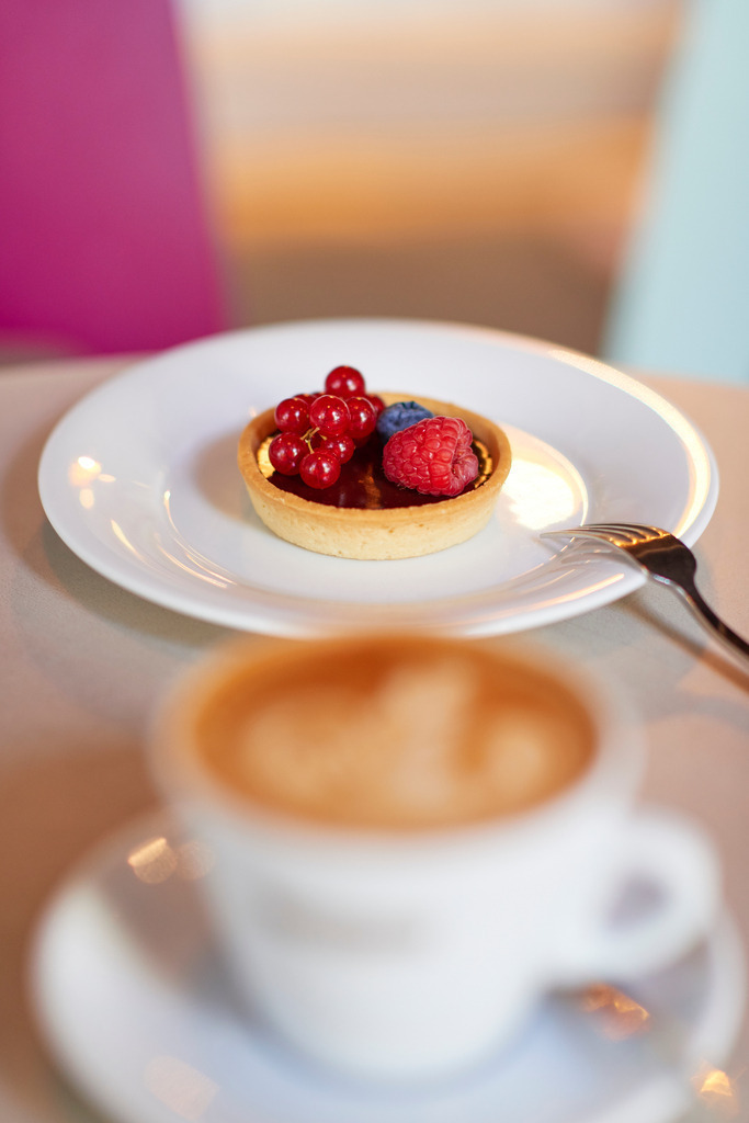 Kaffee Balthasar | Wien, Austria - August 11, 2017: Kaffee Balthasar, Schokotoertchen mit Fruechte und Melange. - Realisiert mit Pictrs.com
