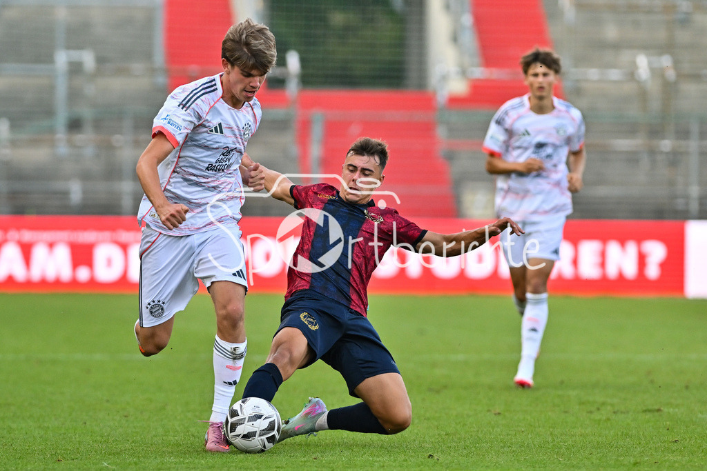 SpVgg Unterhaching - FC Bayern Amateure | im Duell Guido Della ROVERE (FC Bayern Muenchen II 10) und Christophfer NEGELE (Haching 7) / Zweikampf / Regionalliga Bayern: SpVgg Unterhaching - FC Bayern München II; Uhlsport Park am 15.08.2025