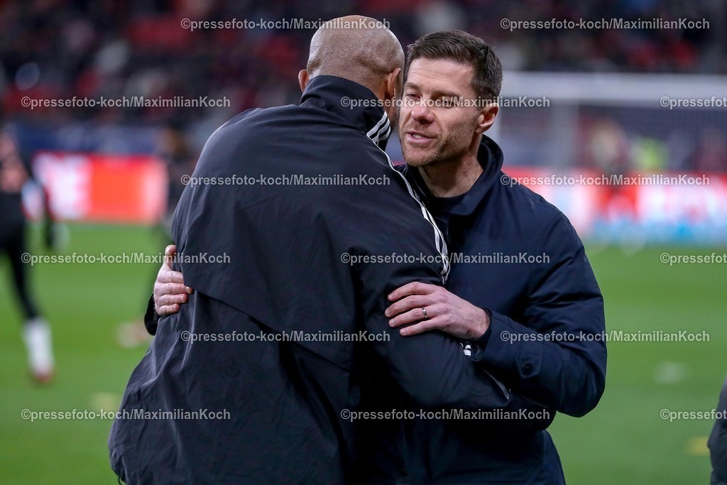 Lev15022501360 | 15.02.2025, Fußball, Bayer 04 Leverkusen - FC Bayern München, 1. Fußball Bundesliga, 22. Spieltag, BayArena, Saison 2024 2025: Trainer Vincent Kompany (Cheftrainer FC Bayern) neben Cheftrainer Xabi Alonso (Bayer 04 Leverkusen Trainer) vor dem Spiel Umarmung Arm in Arm zusammenDFB regulations prohibit any use of photographs as image sequences and or quasi-video.
