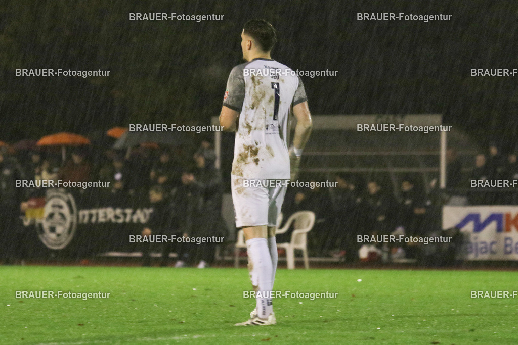 19.11.2025 SC St. Tönis - VfB Hilden | Tönisvorst, Deutschland, 20.11.2025: Simon Sell (SC St. Tönis) schaut während des Niederrheinpokal - Spiel zwischen SC St. Tönis und VfB Hilden am 20.11. 2025 im Tönisvorster YAYLA-Sportpark Jahn-Stadion in Tönisvorst, Deutschland. (Foto Ralph Görtz / Brauer-Fotoagentur)