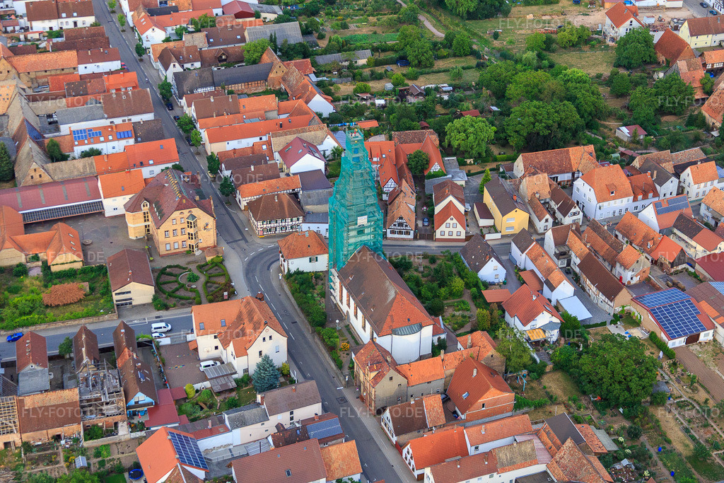 Luftbild: katholische Kirche eingerüstet von Leidner GmbH Gerüstbau, Landau in Ottersheim bei Landau im Bundesland Rheinland-Pfalz in Deutschland. Foto: IMG_083710.jpg vom 24.07.2015 durch Werner Riehm/FLY-FOTO.de