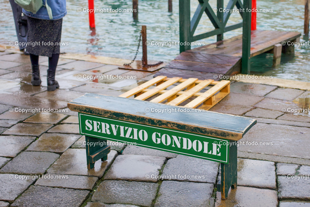 Italien_ Venedig_ 16.02.2024-50 | 16.02.2024, Italien, ITA, Venetien, Venedig, im Bild Venedig, Stadtansichten, Touristen, Reisefeature, venezianisch, Reise, Venedig, Venezia, Venetien, Stadtansicht, Campanile, Canale Grande, Markusplatz, Markuskirche, Touristen, Gondel, Gondolere, Faehre, Motorboot, Wassertaxi, Vaporetto, Adria, Lagune, Pfahlbauten, Bruecke, Rialtobruecke, La Gondola, Dogenpalast, Italien, Hochwasser, Creativ, Kreativ