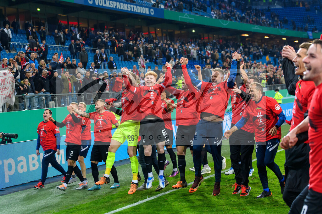 HSVSCF20220419_181 | Fussball, Herren: . Spieler von SC Freiburg Schlussjubel, jubelt nach dem 1:3 Sieg beim DFB-Pokal-Halbfinalspiel zwischen Hamburger SV und SC Freiburg im Volksparkstadion am 19.04.2022 in Hamburg, Deutschland.DFB / DFL REGULATIONS PROHIBIT ANY USE OF PHOTOGRAPHS AS IMAGE SEQUENCES AND/OR QUASI-VIDEO. - Realisiert mit Pictrs.com