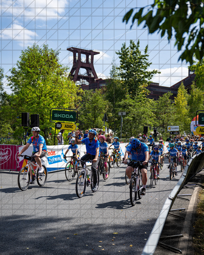DeutschlandTour 2025 | Prolog  | Kinder Joy of moving, Bike Parade //  20.08.25: DeutschlandTour 2025 | Prolog  / Essen / Deutschland  //   CREDIT:www.bullenfotos.de, Martin König, Hörner Weg 40, D-49078 Osnabrück, +4917663732967 // Nutzung und Weitergabe nur zu den vereinbarten Zwecken. Presseanfragen an Ersteller. Alle Rechte beim Ersteller. Honorierung nach MFM. - Realisiert mit Pictrs.com