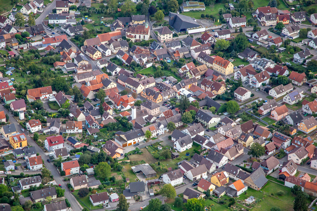 Luftbild: Dorfansicht aus Norden mit Heiligkreuzkirche im Ortsteil Büchig in Bretten im Bundesland Baden-Württemberg in Deutschland. Foto: IMG_138722.jpg vom 16.09.2023 durch Werner Riehm/FLY-FOTO.de