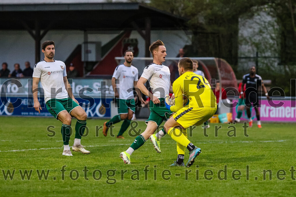 2024-04-05_017_FC_Schwaig_gegen_SV_Pullach | Oberding, Deutschland, 05.04.2024:
Fußball, Landesliga Südost 2023 / 2024, 28. Spieltag, FC Schwaig gegen SV Pullach, Endergebnis: 2:0

Johannes Empl (FC Schwaig, #14), Leon Roth (FC Schwaig, #21), Torwart Maximilian Hug (FC Schwaig, #24)

Foto: Christian Riedel / fotografie-riedel.net