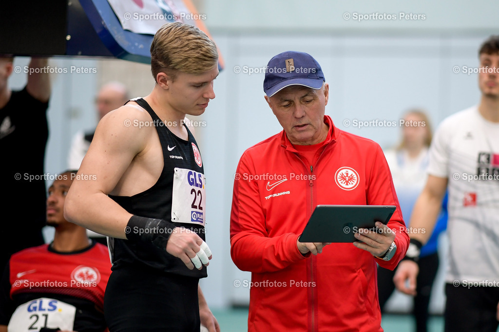 250208_xkaix_DM Mehrkampf_44 | 08.02.2025, xkaix, Leichtathletik 20. Deutsche Meisterschaften, Mehrkampf Halle v.l. Bjarne Gebhardt (Eintracht Frankfurt e.V.) mit Trainer Manfred Hofmann - Realisiert mit Pictrs.com