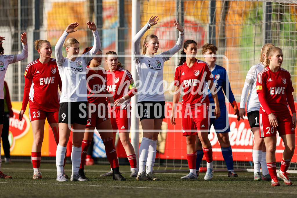 Fußball I Frauen I Saison 2025-2026 I Testspiel I FSV Gütersloh - SpVg Aurich-39 | Dorothea Elisabeth Greulich (23, SpVg Aurich) Katharina Ingrid Rädeker (9, FSV Gütersloh) Natalie Oliver (2, SpVg Aurich) Jule Kersten (13, SpVg Aurich) Lara Mehn (2, FSV Gütersloh) Marie Okoroh (24, SpVg Aurich) Paula Blum (31, SpVg Aurich) Ana-Carolin Hoffmann (20, SpVg Aurich) - Realisiert mit Pictrs.com