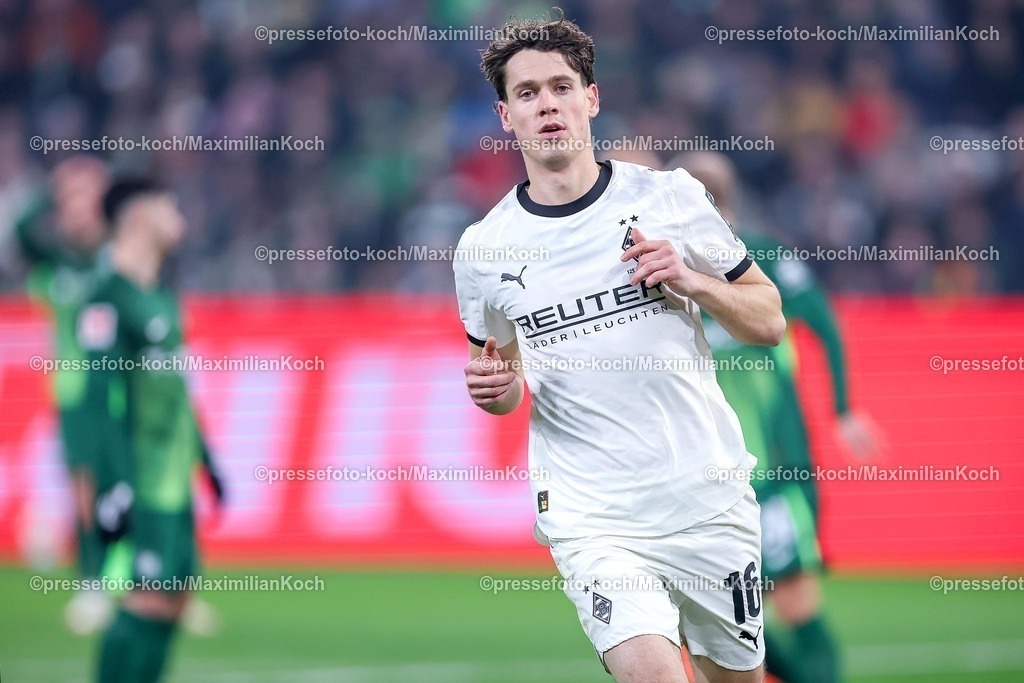 BMG13122502085 | 13.12.2025, Fußball, Borussia Mönchengladbach - VfL Wolfsburg, 1. Fußball Bundesliga, 14.Spieltag, Borussia-Park, Saison 2025 2026: Philipp Sander&nbsp;(Borussia Mönchengladbach #16)  DFB regulations prohibit any use of photographs as image sequences and or quasi-video.