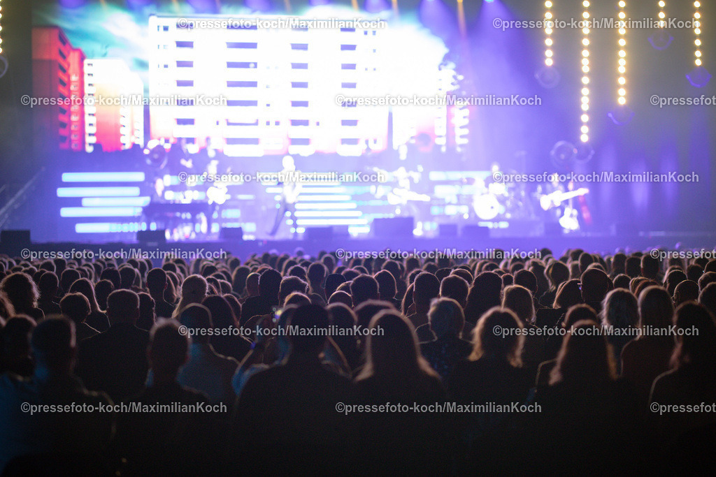 Due24052401071 | 24.05.2024, Düsseldorf, Mitsubishi Electric HALLE, Sänger Sasha (Sascha Röntgen-Schmitz) performt bei seinem Konzert - This Is My Time, Die Show - Symbolbild Feature Zuschauer Besucher Fans bei einem Konzertbesuch vor der Bühne