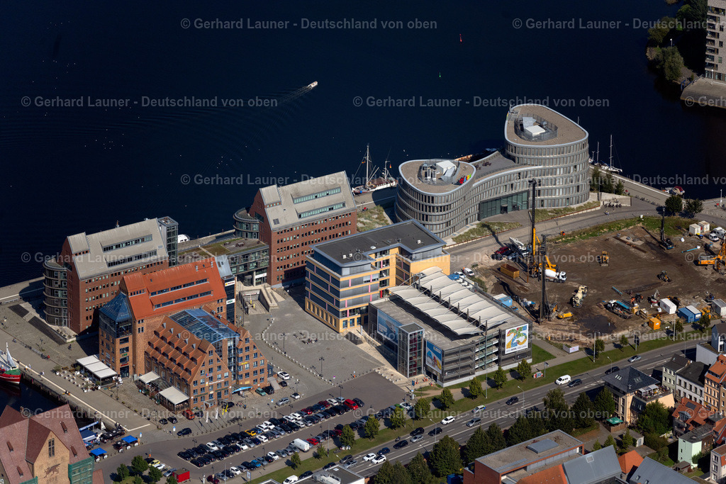 4062055 | ROSTOCK 08.09.2021 Verwaltungsgebäude des Industriegebietes am Hafen der östlichen Altstadt in Rostock im Bundesland Mecklenburg-Vorpommern, Deutschland. // Administrative building of the industrial area in Rostock in the state Mecklenburg - Western Pomerania, Germany. Foto: Gerhard Launer