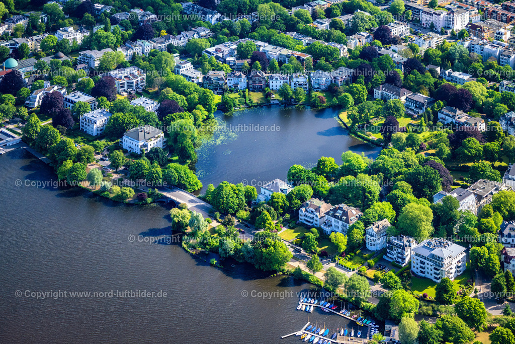 Hamburg_Uhlenhorst_Feenteich_ELS_2255240525 | HAMBURG 24.05.2025 Tümpel- Wasserfläche und Teich- Oase des Feenteich mit der Feenteichbrücke an der Schöne Aussicht im Ortsteil Uhlenhorst in Hamburg, Deutschland. // Pond water surface and pond oasis of the Feenteich with the Feenteichbruecke at the Schoene Aussicht in the district Uhlenhorst in Hamburg, Germany. Foto: Martin Elsen