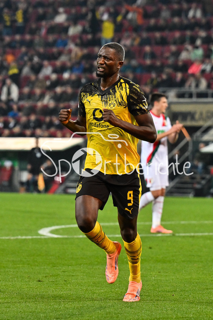 FC Augsburg - Borussia Dortmund | AUGSBURG, GERMANY - Serhou GUIRASSY (Borussia Dortmund 9) celebrates the goal to 0-1 during the bundesliga match between FC Augsburg vs. Borussia Dortmund on matchday 9 at WWK Arena on October 31, 2025 in Augsburg, Germany / DFL REGULATIONS PROHIBIT ANY USE OF PHOTOGRAPHS AS IMAGE SEQUENCES AND/OR QUASI-VIDEO / Carney CHUKWUEMEKA (Borussia Dortmund 17)