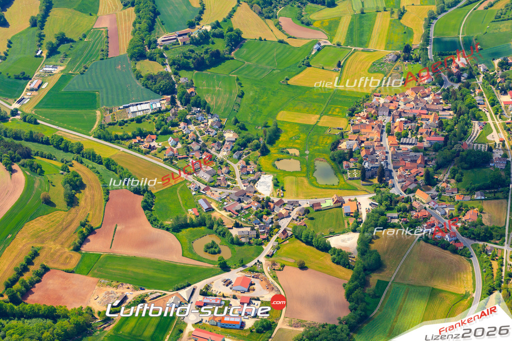 Die Luftaufnahme der Stadt Burgwindheim wurde vom UL-Flugzeug heraus erstellt ( keine Drohne )- hohe Auflösung für beste Qualität